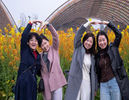 一群人在拍照 中度可信度描述已自动生成