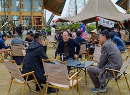 人们在看台上的人和椅子 中度可信度描述已自动生成