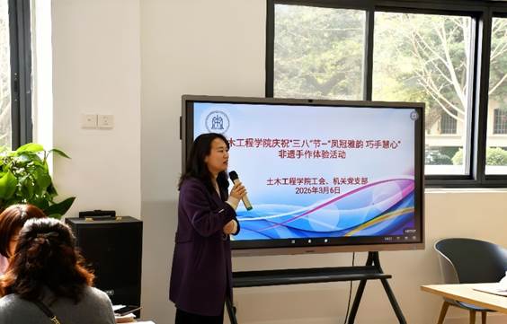 人们在看台上的人在电视前 中度可信度描述已自动生成