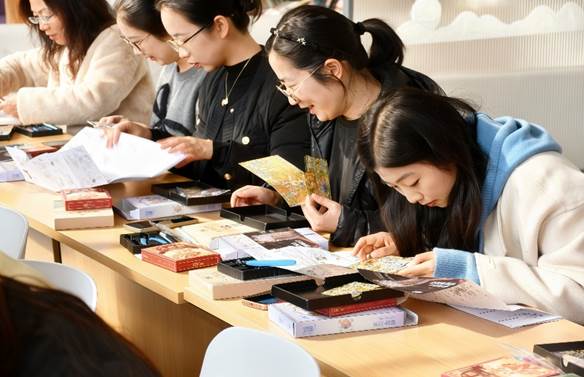 几个人在桌子前吃东西 描述已自动生成