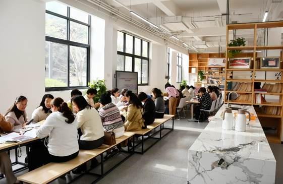 餐厅里的人们 描述已自动生成