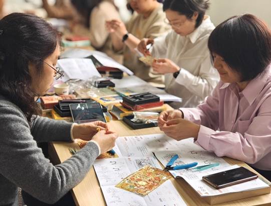 一群人正在用餐聊天 低可信度描述已自动生成