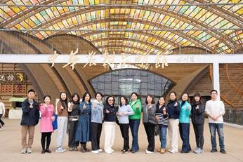 一群人站在建筑里 描述已自动生成