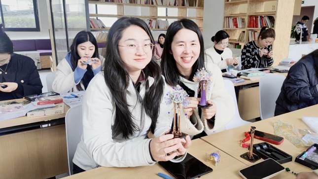 男人和女人在桌子前 中度可信度描述已自动生成