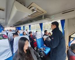 人们在房间里 中度可信度描述已自动生成